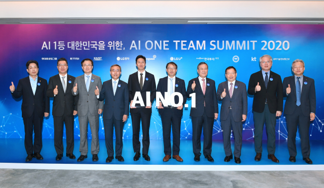 ▲25일 현대중공업그룹이 안다즈 서울 강남에서 KT등 AI원팀 9개 참여기관과 함께 ‘AI 원팀 서밋(SUMMIT) 2020'행사를 주최했다. 왼쪽부터 과학기술정보통신부 장석영 제2차관, 한국투자증권 정일문 사장, ETRI 박상규 부원장, 한양대학교 김우승 총장, 현대중공업그룹 정기선 부사장, KT 구현모 대표, 카이스트 신성철 총장, 동원그룹 박인구 부회장, LG전자 권봉석 사장, LG유플러스 이상민 부사장. (사진제공=현대중공업그룹)