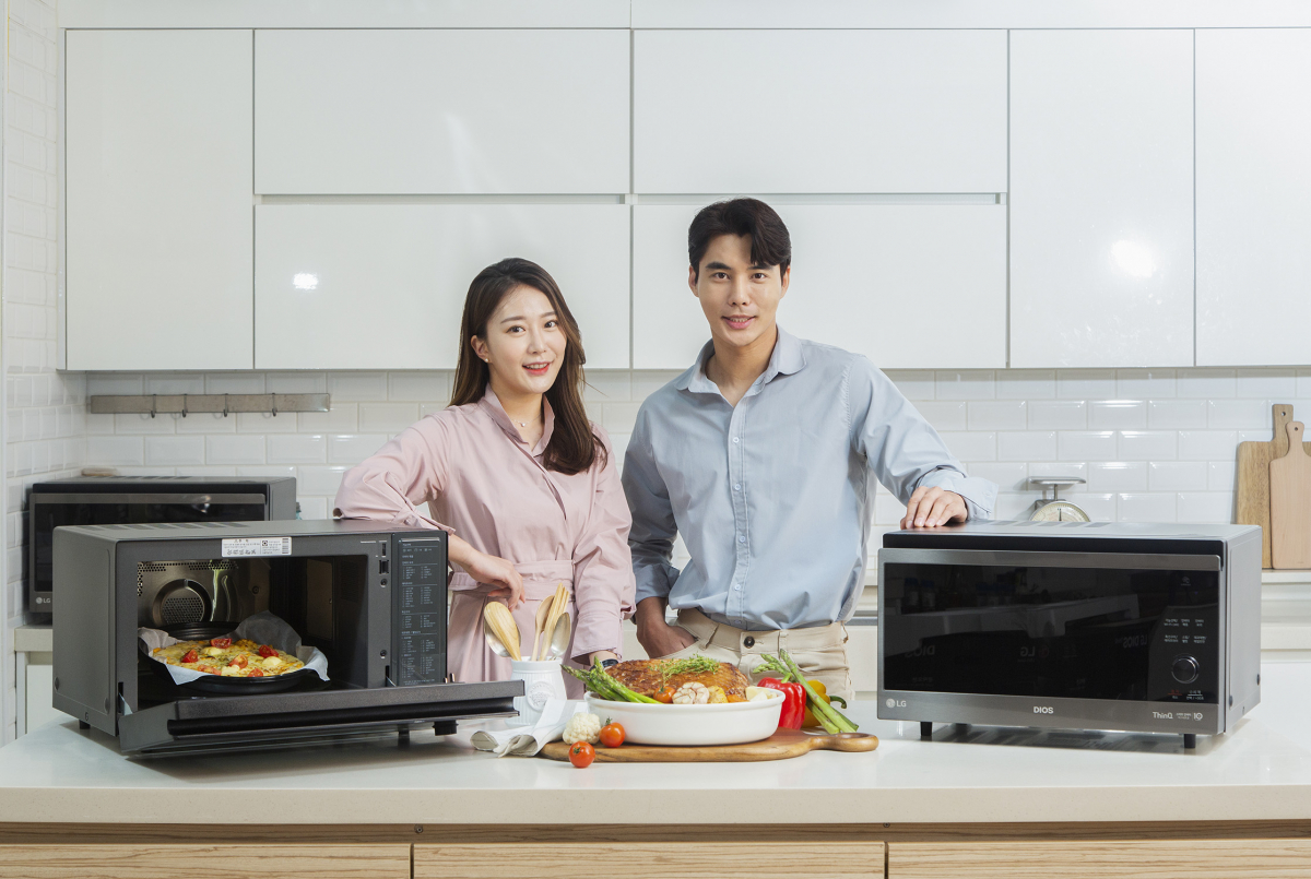▲LG전자가 최적의 조리법을 찾아주는 ‘디오스 광파오븐’ 제품군을 확대한다. 모델들이 39L 용량 신제품(모델명: ML39PTW)을 소개하고 있다. (사진제공=LG전자)