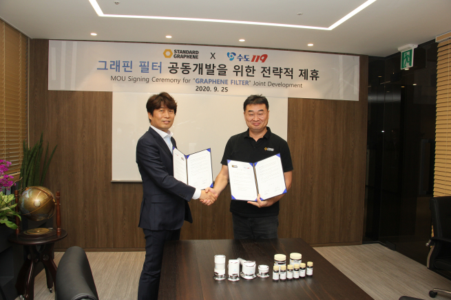 ▲이정훈 ㈜스탠다드그래핀 대표(오른쪽)와 수도토탈케어 전문 브랜드 ‘수도119’의 ㈜올케어 최호식 대표가 그래핀 필터 개발을 위한 전략적 제휴를 체결한 후 기념촬영을 하고 있다.