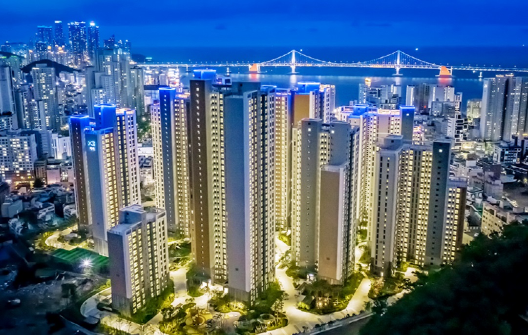 ▲부산 수영구 광안대교 맞은편에 '광안 자이' 아파트 단지가 들어서 있다. (출처=GS건설)