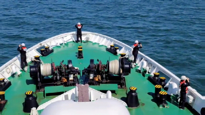 ▲26일 인천시 옹진군 소연평도 인근 해상에서 해양경찰이 해양수산부 서해어업관리단 소속 공무원 A(47)씨의 시신과 소지품을 찾는 수색 작업을 하고 있다. (연합뉴스)