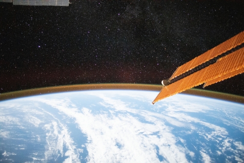 ▲국제우주정거장(ISS)에서 촬영한 사진에 지구 대기가 보인다. 출처 NASA