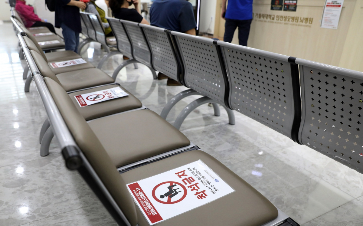 ▲수도권을 중심으로 한 신종 코로나바이러스 감염증(코로나19) 확산세가 좀처럼 수그러들지 않고 있는 가운데 24일 오전 인천시 부평구 가톨릭대학교 인천성모병원에서 사회적 거리두기 실천을 위해 환자와 보호자의 대기 의자에 ‘착석금지' 표지를 붙여놓고 있다.  (뉴시스)
