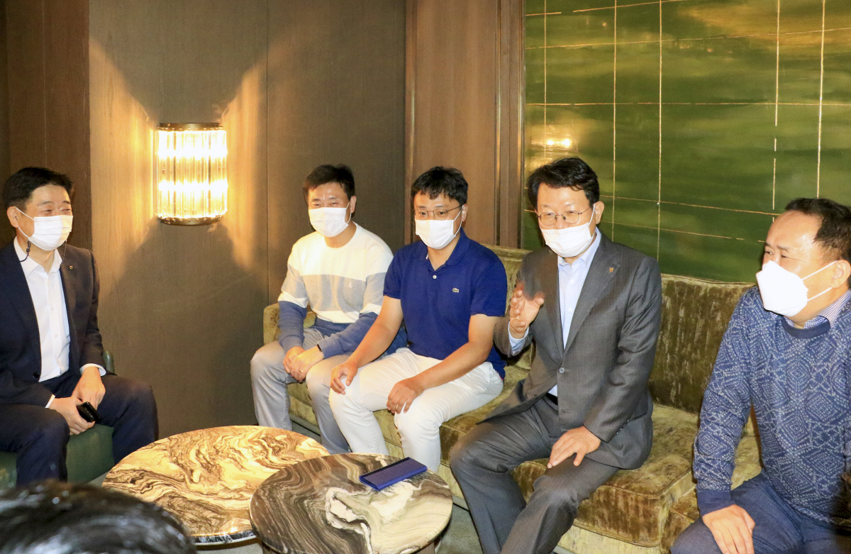 ▲김광수 농협금융 회장(오른쪽 두번째)이 25일 서울 종로구 소재 식당에서 진행된 ‘미래 인사이트 경진 대회’ 우수작 입상팀과의 간담회에서 팀원들에게 격려 말을 하고 있다.