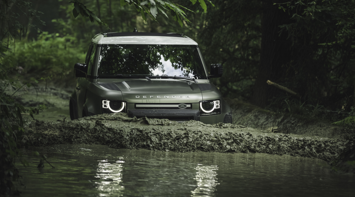 ▲SUV 경쟁이 확산하면서 독창적인 특징을 갖춘, 범용에서 보다 전용으로 방향성을 바꾼 새 모델이 속속 등장 중이다. 사진은 오프로더의 전설 '랜드로버 디펜더'. 과거 디자인을 현대적 의미로 재구성한 점이 특징이다.    (사진제공=랜드로버 미디어)