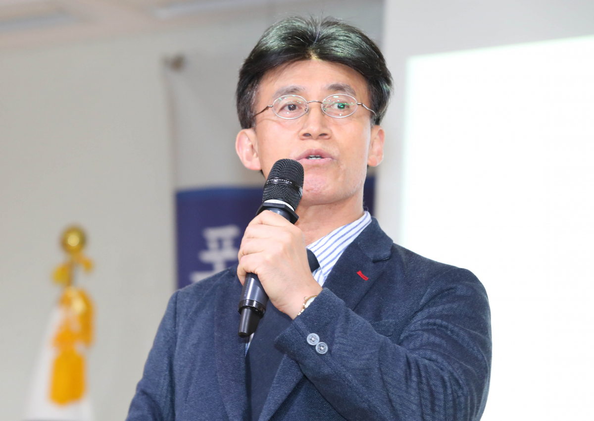 ▲최배근 건국대 경제학과 교수가 6월 16일 여의도 국회 의원회관에서 열린 민평련 '포스트 코로나19시대 177석 더불어민주당에 바란다'를 주제로 강의를 하고 있다 (뉴시스)