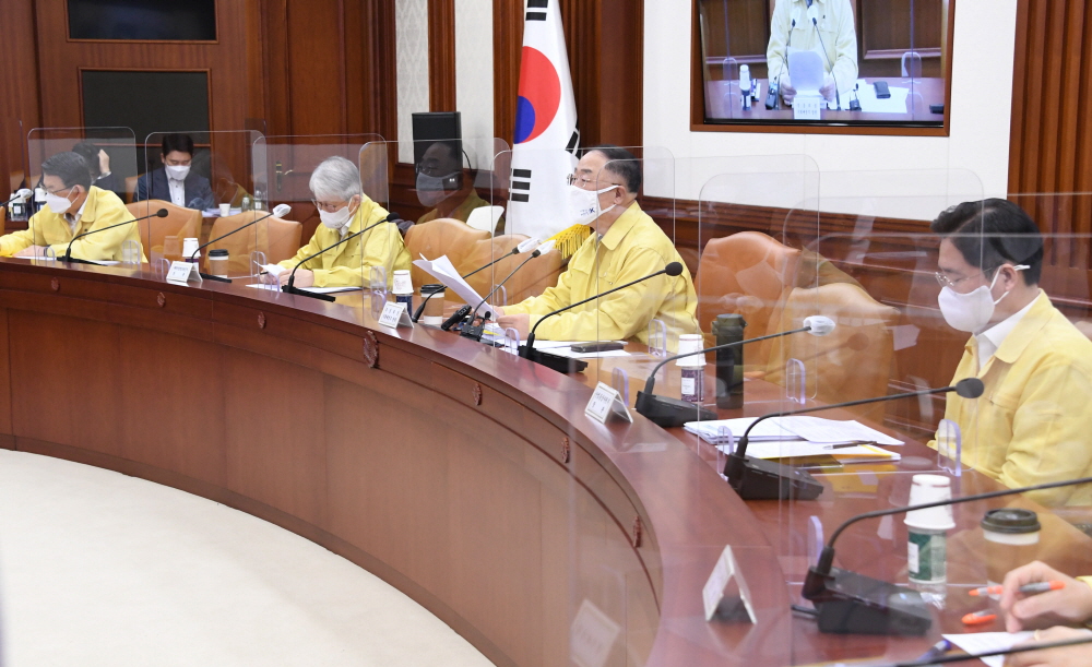 ▲홍남기 경제부총리 겸 기획재정부 장관이 9월 28일 서울 광화문 정부서울청사에서 열린 '제4차 한국판 뉴딜 관계장관회의 겸 제17차 비상경제 중앙대책본부회의'를 주재, 모두발언을 하고 있다. (사진제공=기획재정부)
