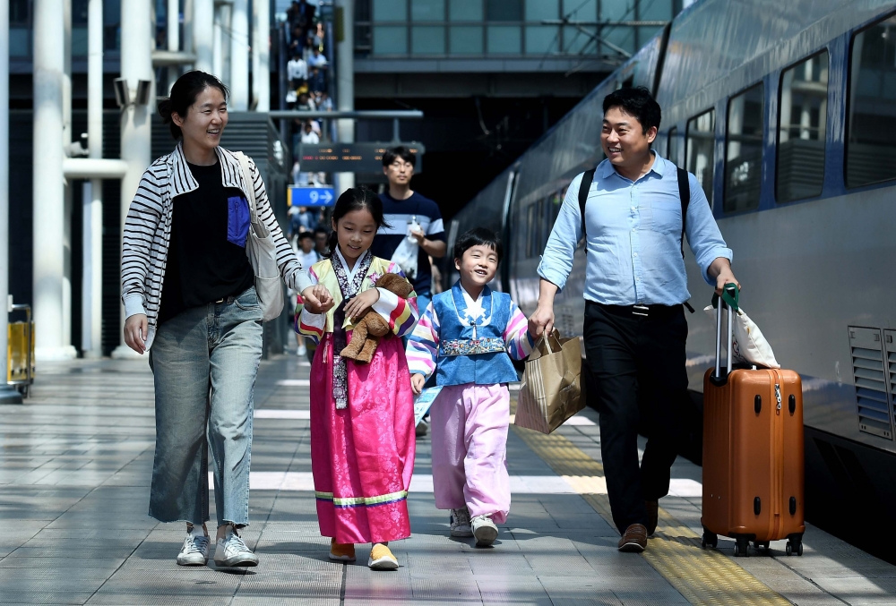 ▲지난해 추석 연휴를 하루 앞둔 11일 서울 용산구 서울역에서 한 가족이 고향으로 향하는 KTX에 오르고 있다. (이투데이DB)