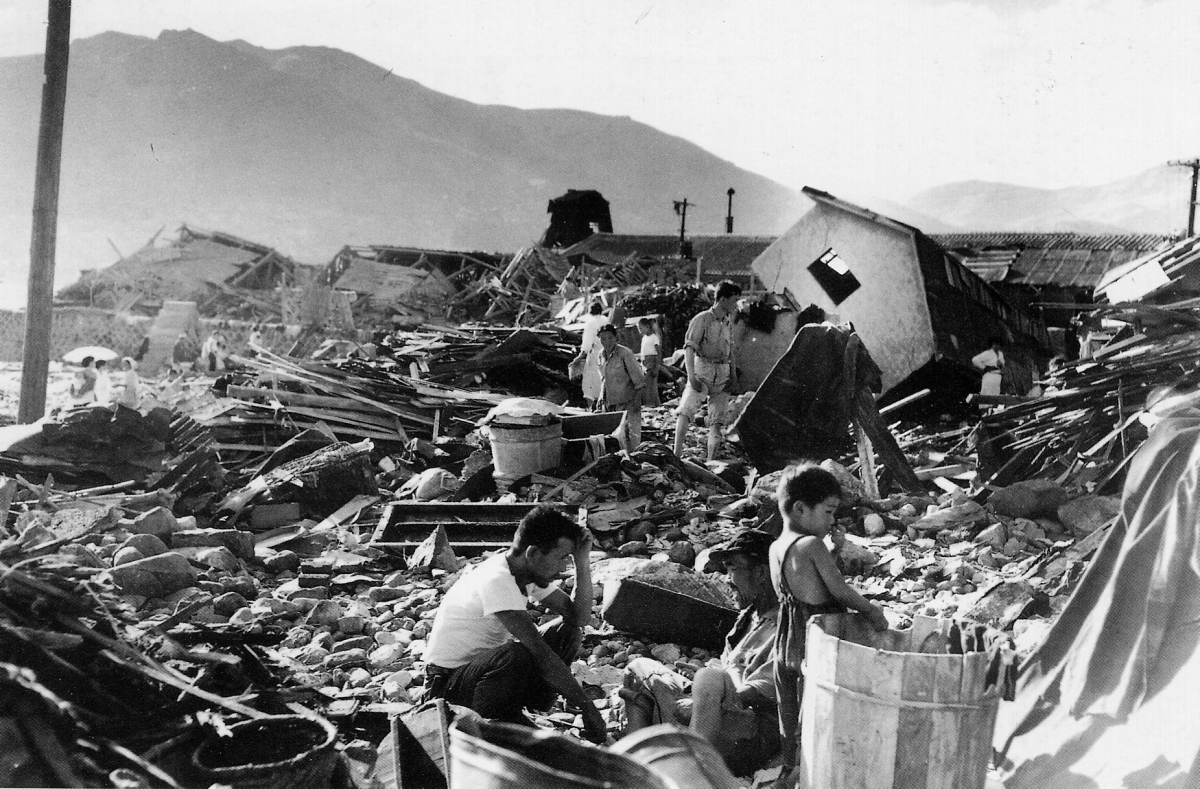 ▲1959년 9월 20일 부산 지역의 사라호 태풍 피해 현장. 풍비박산난 건물 잔해 사이로 한 남성이 망연자실한 채 앉아있다. (연합뉴스)