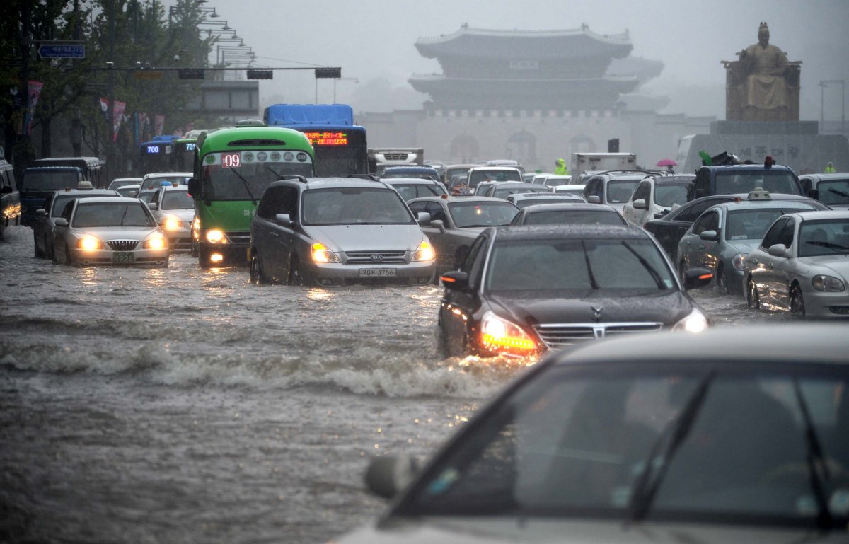 ▲2010년 9월 21일 추석 연휴 첫날 집중호우로 물이 불어난 광화문 거리를 차들이 힘겹게 지나가고 있다. (뉴시스)