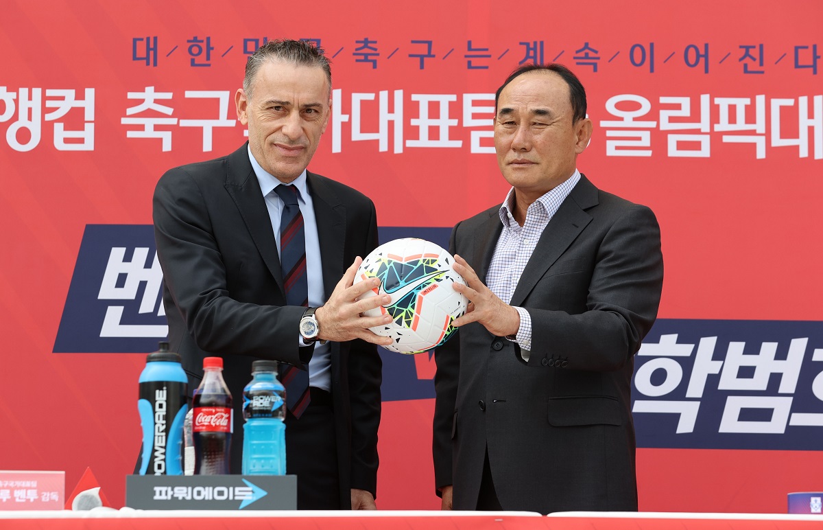 ▲파울루 벤투(왼쪽) 한국 축구국가대표 감독과 김학범 올림픽대표팀 감독이 28일 경기 고양종합운동장에서 열린 친선 경기 명단 발표 기자회견에서 기념촬영을 하고 있다. (연합뉴스)