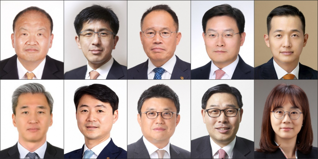 ▲한화·글로벌부문 김맹윤 대표이사(첫 번째 줄 왼쪽부터), 한화·방산부문 김승모 대표이사(부사장 승진), 한화정밀기계부문 옥경석 대표이사, 한화디펜스부문 손재일 대표이사(부사장 승진), 한화솔루션·전략부문 김동관 대표이사(사장 승진).한화종합화학·사업부문 박흥권 대표이사(두 번째 줄 왼쪽부터), 한화종합화학·전략부문 박승덕 대표이사, 한화토탈부문 김종서 대표이사(부사장 승진), 한화에스테이트부문 이강만 대표이사, 한화역사부문 김은희 대표이사(상무 승진).  (사진제공=한화그룹)