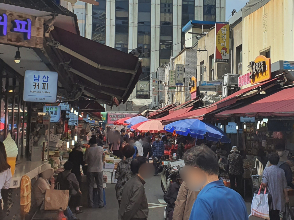 ▲28일 오전 방문한 서울시 남대문시장. 신종 코로나바이러스 감염증(코로나19) 확산으로 한산했던 거리가 명절을 앞두고 붐비고 있다. 그러나 상인들은 “전년에 비하면 줄었다”고 말한다.  (이다원 기자 leedw@)