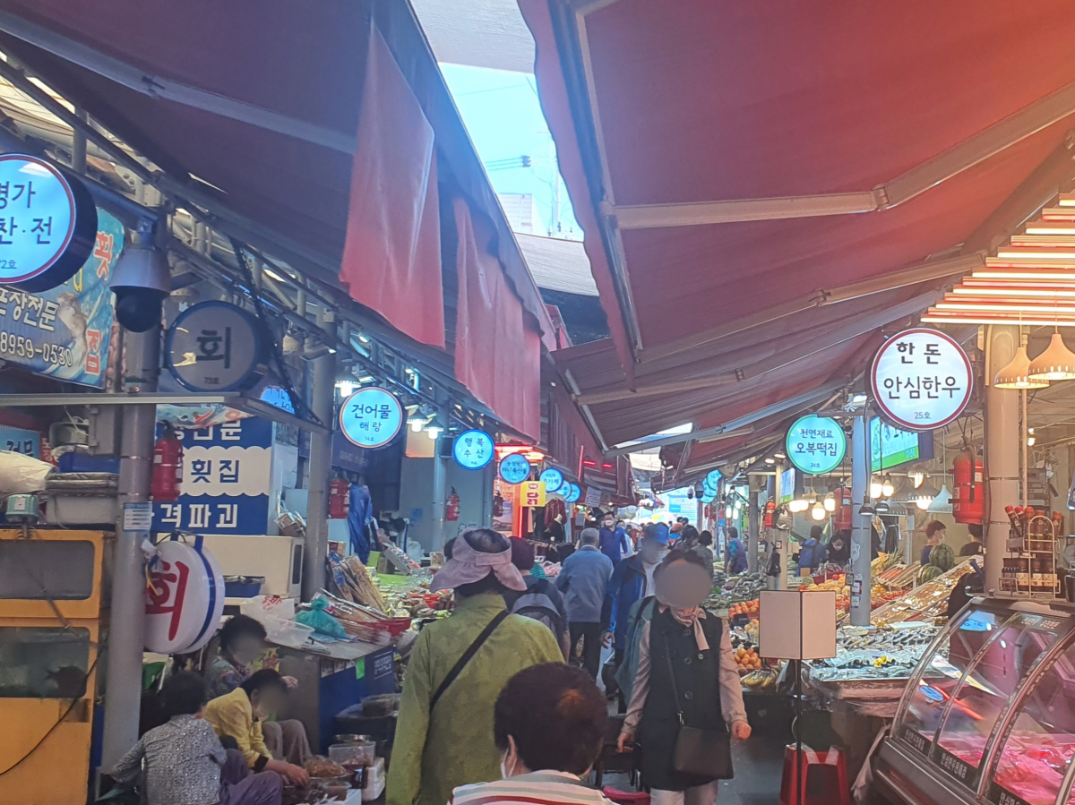 ▲28일 오전 둔촌역전통시장 모습. 추석을 앞두고 오랜만에 붐비는 모습이다.  (이다원 기자 leedw@)