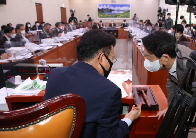 ▲28일 서울 여의도 국회에서 열린 외교통일위원회 전체회의에서 송영길 위원장(왼쪽)과 더불어민주당 김영호 간사가 대화하고 있다. (연합뉴스)