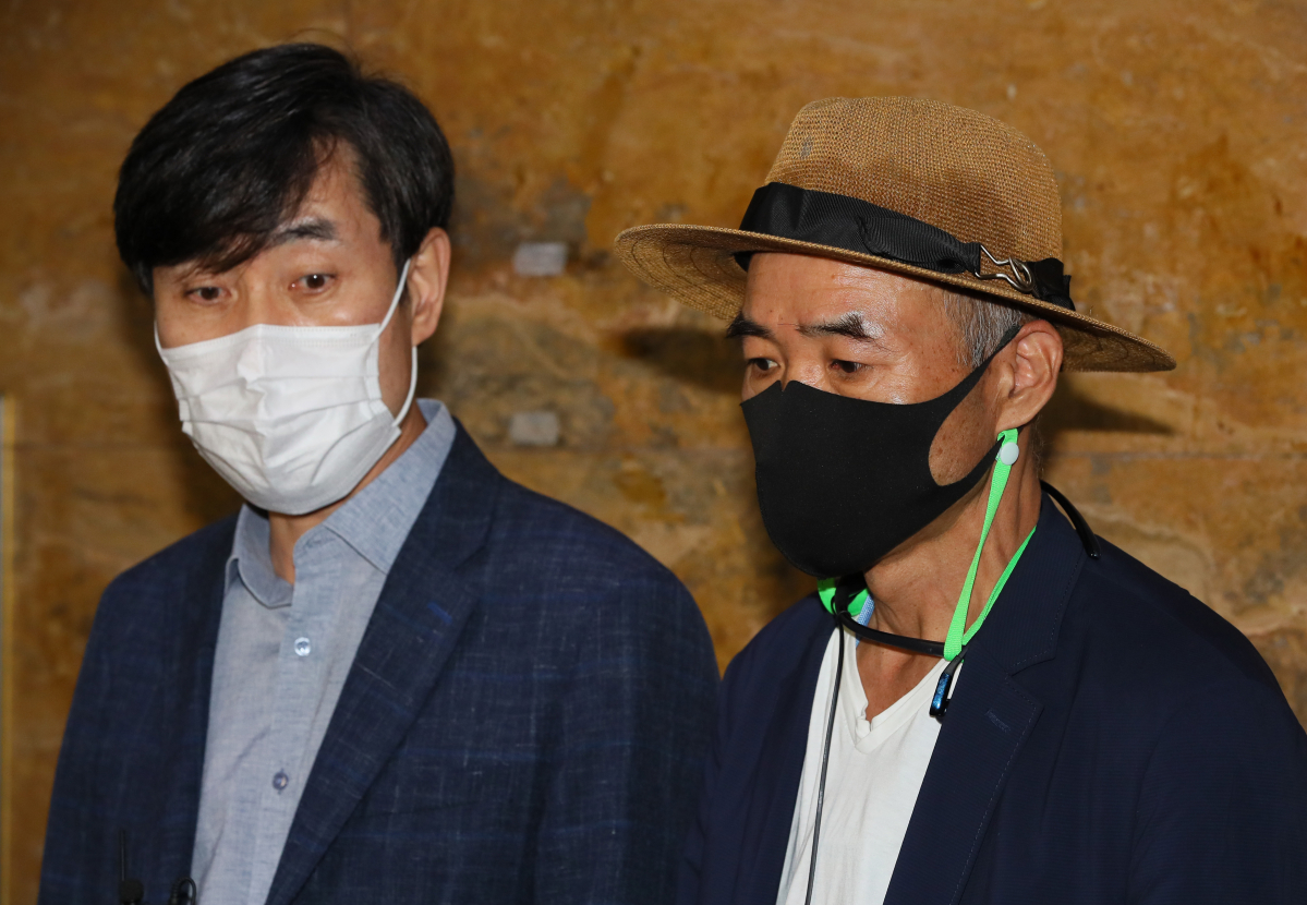 ▲북한의 총격으로 사망한 해양수산부 공무원의 형인 이래진 씨(오른쪽)와 국민의힘 하태경 의원이 26일 국회에서 국민의힘 김종인 비상대책위원장을 만난 뒤 취재진과 인터뷰하고 있다. (연합뉴스)