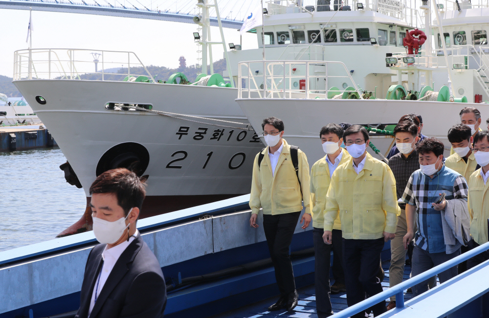 ▲문성혁 해양수산부 장관이 28일 오후 전남 목포시 서해어업관리단을 방문, 북한군 총격에 숨진 공무원이 타고 있던 무궁화 10호를 살펴보고 있다. (연합뉴스)