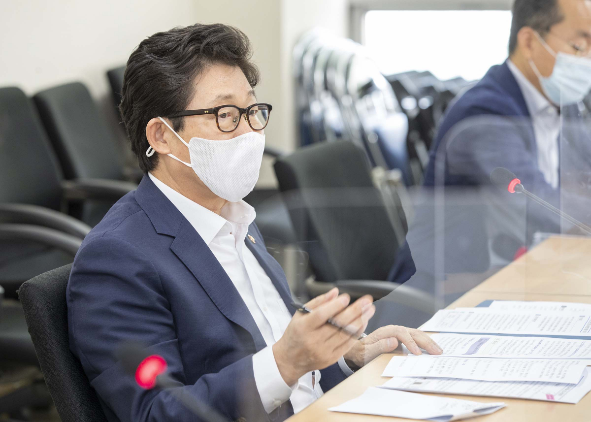▲조명래 환경부 장관이 서울 종로구 온실가스종합정보센터에서 열린 '그린뉴딜 분과반 제4차 회의'에 참석해 발언하고 있다. (사진제공=환경부)