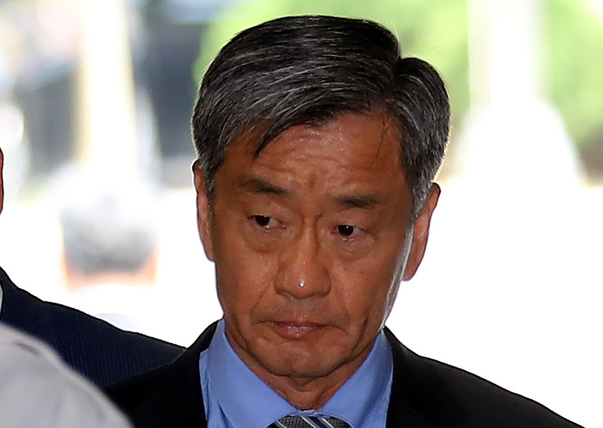 ▲이명박 정부 시절 불법 사찰을 지시한 혐의를 받고 있는 이종명 전 국가정보원 3차장이 2018년 5월 30일 오전 서울 서초구 서울중앙지방법원에서 열린 구속 전 피의자 심문(영장실질심사)에 출석하고 있다. (뉴시스)