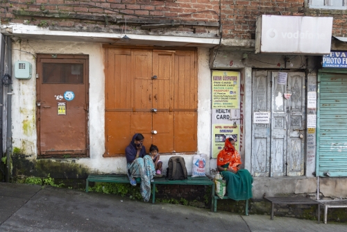 ▲인도 다람살라에서 마스크를 쓴 주민들이 길가에 앉아 있다. 다람살라/AP뉴시스 
