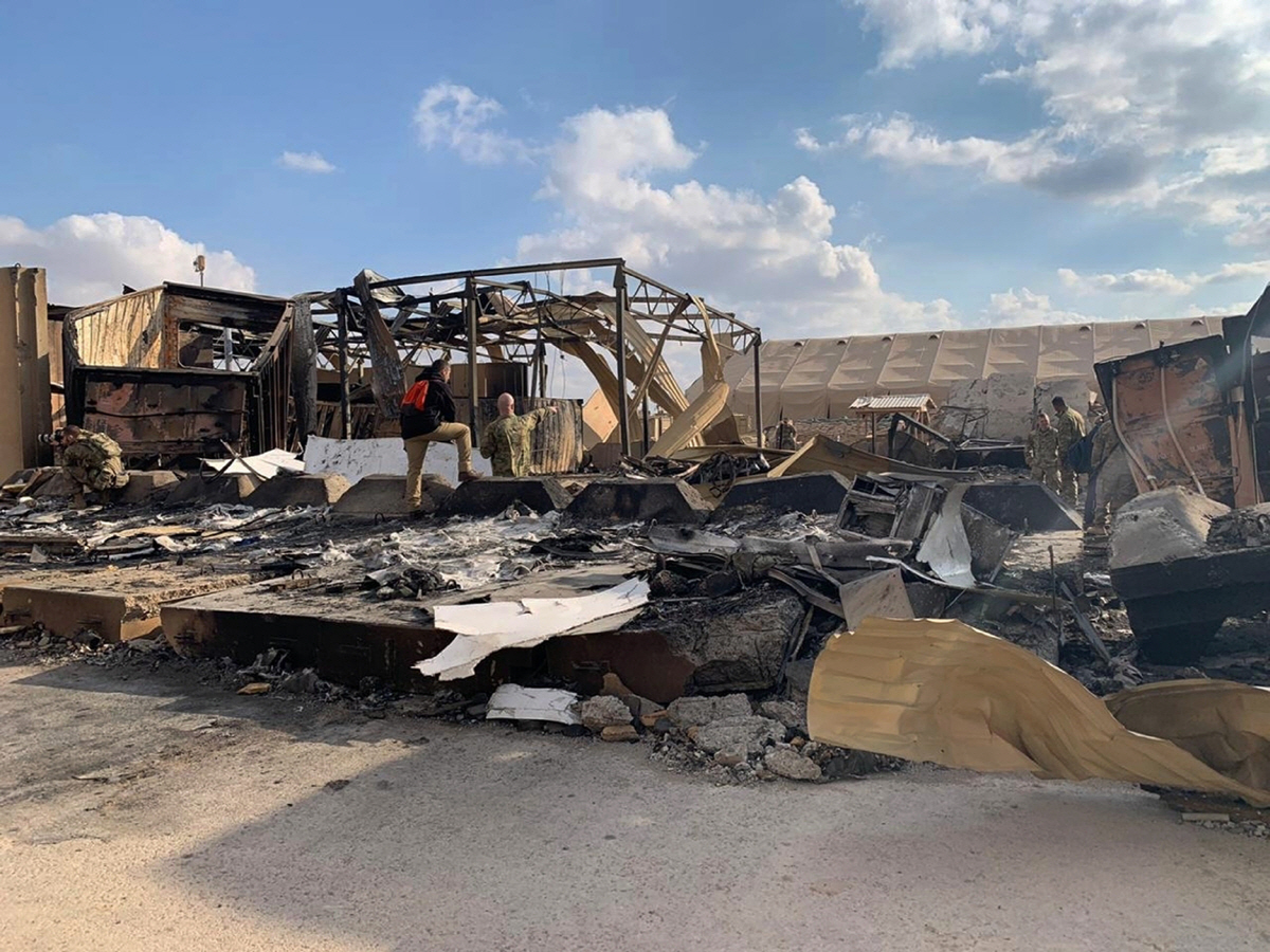 ▲미군이 1월 13일(현지시간) 이란의 공습을 받은 이라크 안바르의 아인알아사드 공군기지 현장을 살펴보고 있다. 안바르/AP뉴시스