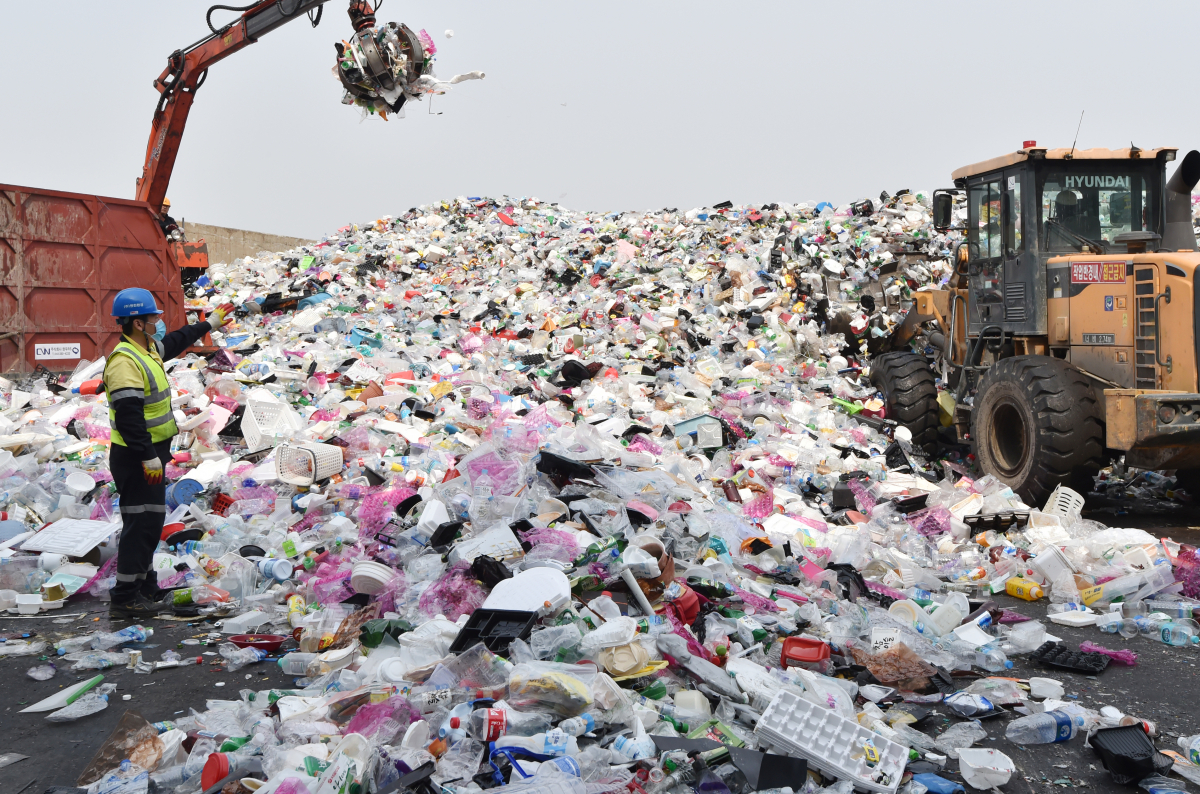 ▲수원시자원순환센터에 수거된 일회용품들이 가득 쌓여 있다. (뉴시스)