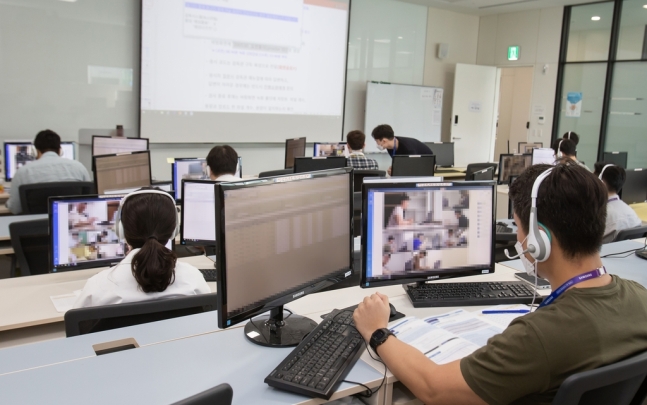 ▲경기도 화성시 삼성전자 사업장에서 감독관들이 상반기 온라인 GSAT를 실시간으로 원격 감독하는 모습.  (사진제공=삼성전자)