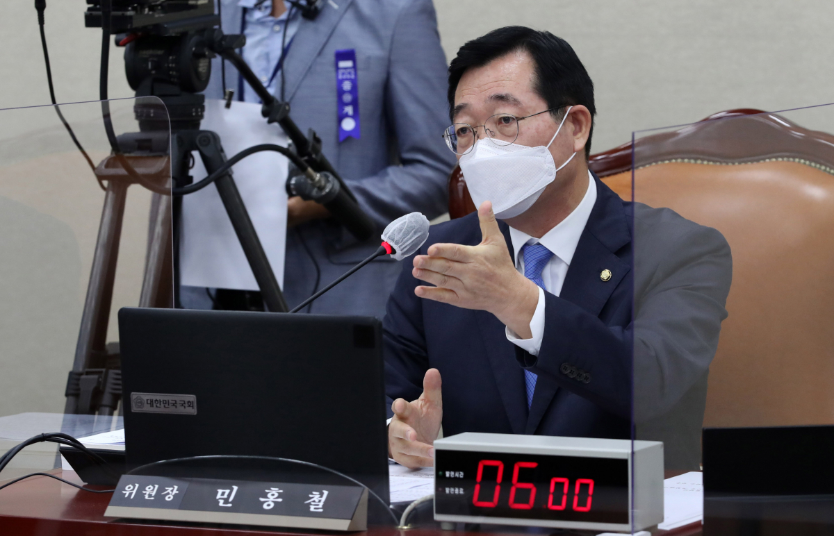 ▲민홍철 국방위원장이 18일 오전 서울 여의도 국회 국방위원회에서 열린 원인철 합참의장 후보자 인사청문회에서 발언을 하고 있다. (뉴시스)