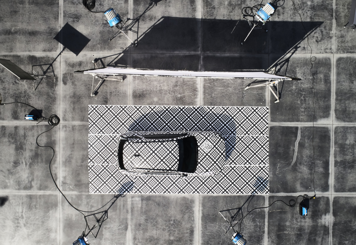 ▲제네시스가 위장 필름(카무플라주)으로 감싼 GV70 티저 이미지를 최초로 공개했다. (사진제공=제네시스)