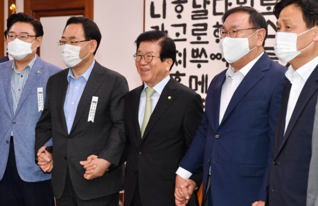 ▲국민의힘 김성원 원내수석부대표(왼쪽부터), 주호영 원내대표, 박병석 국회의장, 더불어민주당 김태년 원내대표, 김영진 원내수석부대표. (연합뉴스)