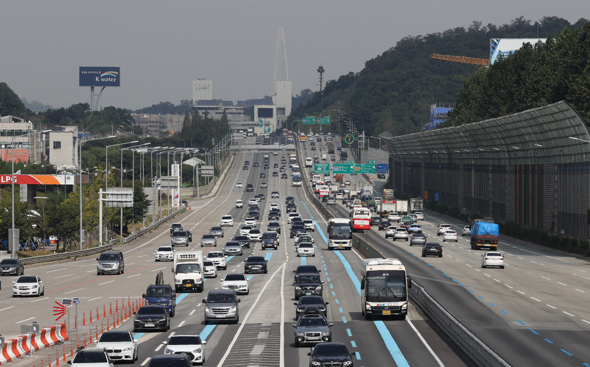 ▲추석 연휴를 하루 앞둔 29일 오전 경기도 성남시 궁내동 서울요금소에서 바라본 경부고속도로 모습. 상·하행선 모두 원활한 흐름을 보이고 있다. (연합뉴스)