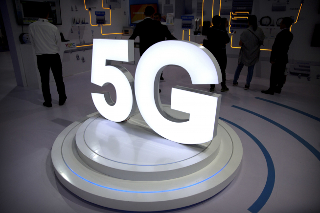 ▲중국 베이징에서 2018년 9월 26일 열린 한 통신장비 박람회에 5G 로고가 세워져 있다. (베이징/AP뉴시스)