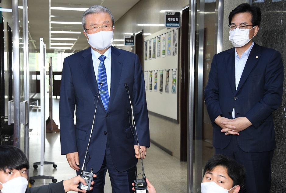 ▲국민의힘 김종인 비상대책위원장이 29일 오후 서울 여의도 국회에서 검찰개혁, 공무원 피격, 추석 등 현안과 관련해 브리핑을 하고 있다. (연합뉴스)