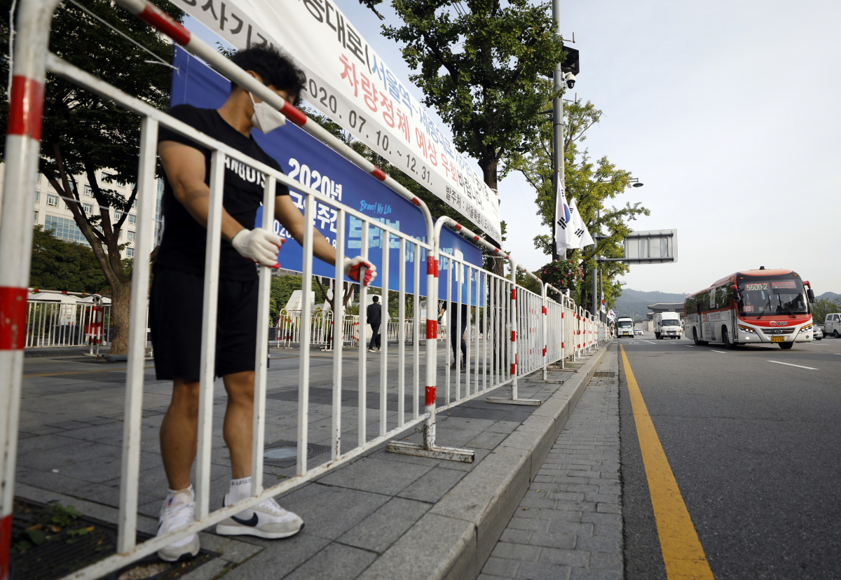 ▲29일 서울 세종대로 일대에서 관계자들이 추석연휴 및 개천절 불법집회 방지용 펜스를 설치하고 있다. (뉴시스)