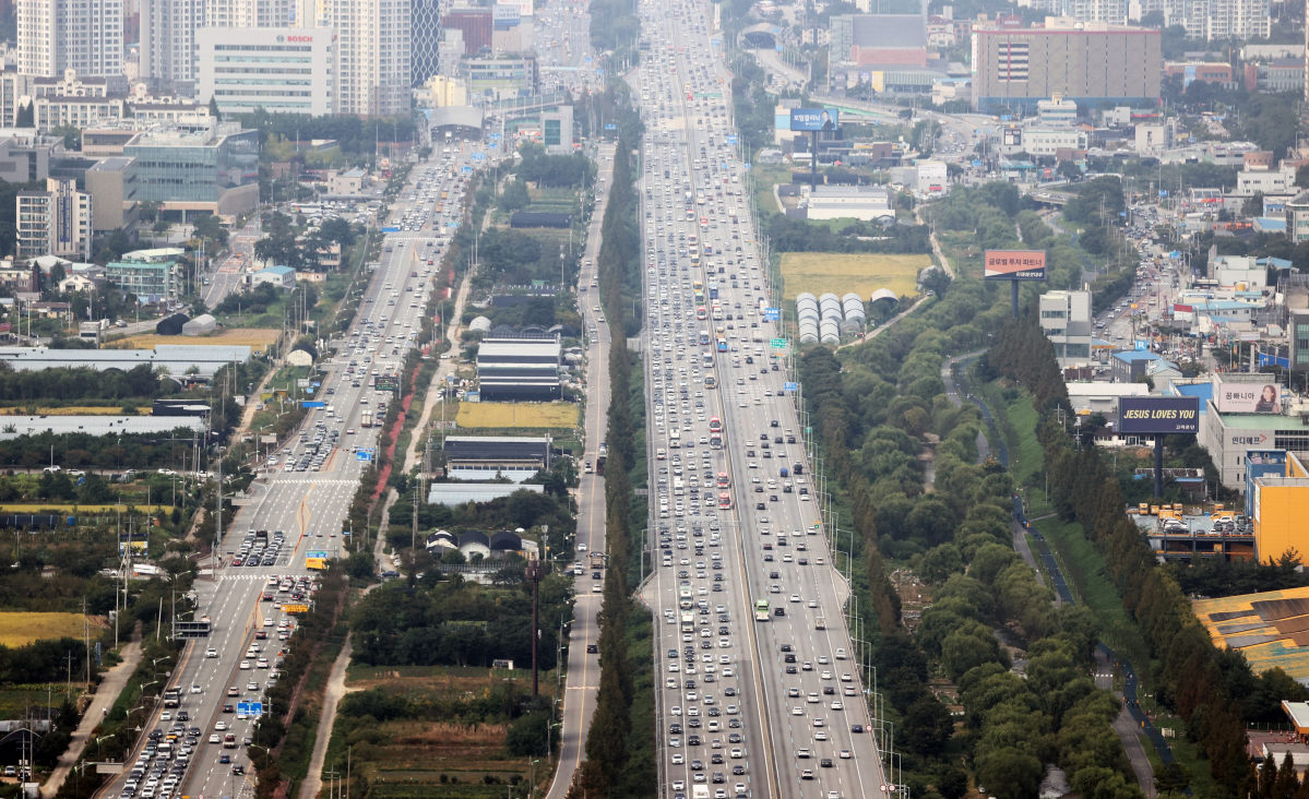 ▲추석 연휴를 앞둔 29일 오후 경찰청 헬기에서 본 경기 용인시 신갈분기점 부근 경부고속도로가 귀성 차량으로 인해 정체하고 있다. (연합뉴스)