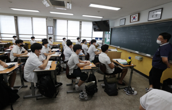 ▲지난달 26일 서울 송파구 보인고등학교 3학년 교실에서 학생들이 수업을 듣고 있다. (연합뉴스)