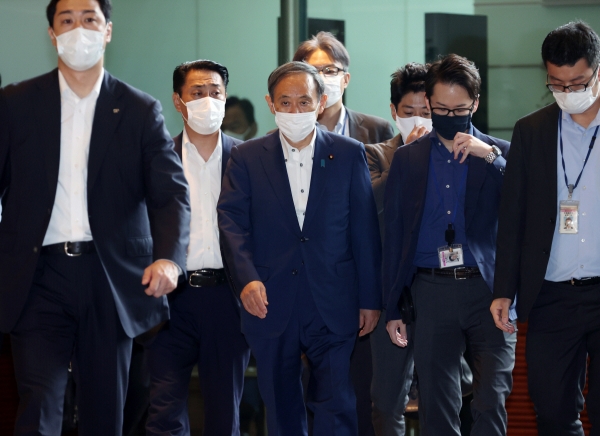 ▲스가 요시히데 일본 관방장관이 1일 일본 도쿄 총리 공관에 도착하고 있다. 도쿄/EPA연합뉴스
