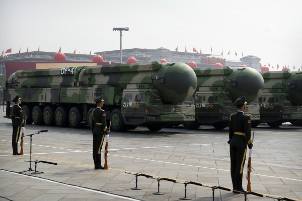 ▲중국 건국 70주년을 맞아 지난해 10월 1일 베이징 톈안먼 광장 앞에서 열병식이 열린 가운데 차세대 대륙간탄도미사일인 DF-41이 공개되고 있다. 베이징/AP뉴시스
