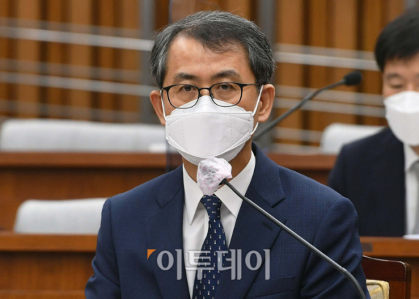 ▲이흥구 대법관 후보가 2일 오전 국회에서 열린 인사청문회에서 질문에 답변하고 있다. (신태현 기자 holjjak@)