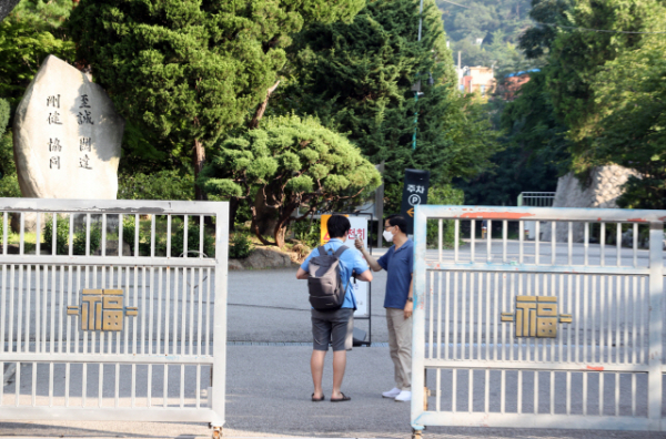 ▲지난달 26일 오전 서울 종로구 경복고등학교로 고3 학생들이 등교하고 있다.  (연합뉴스)