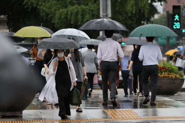 ▲2일 오후 서울 종로구 광화문광장 인근에서 우산을 쓴 시민이 발걸음을 옮기고 있다. (연합)