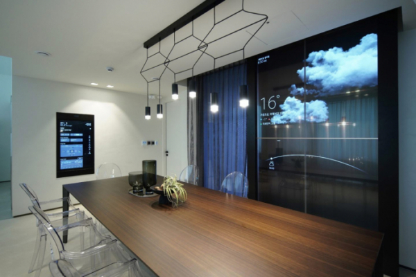 ▲LG전자가 IFA 2020에서 혁신 제품과 솔루션을 총망라한 미래의 집 'LG 씽큐 홈'을 공개했다. 창문에는 투명 올레드 패널을 적용해 실용성을 높였다.  (사진제공=LG전자)