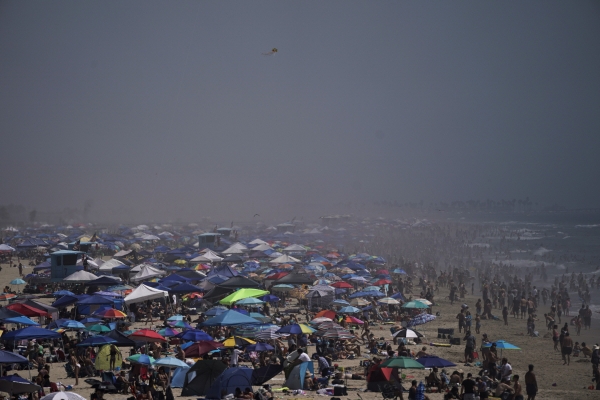 ▲5일(현지시간) 캘리포니아 헌팅턴 비치에서 사람들이 해변을 가득 메우고 있다. AP연합뉴스