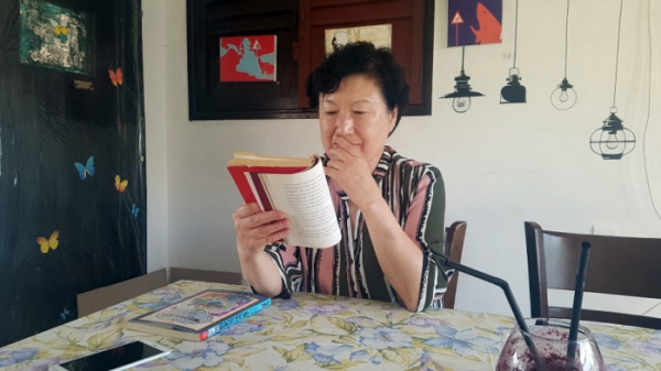 ▲'진짜 멋진 할머니가 되어버렸지 뭐야'의 저자 김원희 씨. 해외 여행이 어려운 요즘은 독서의 즐거움에 푹 빠져산다.(달 출판사)