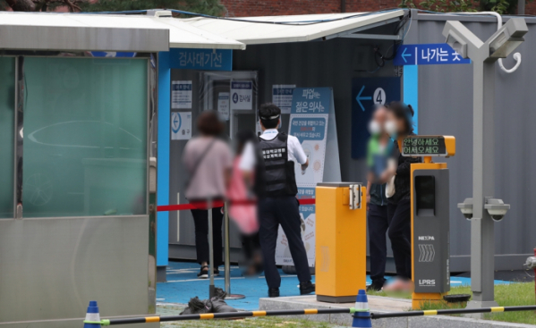▲서울 종로구 서울대학교병원 코로나19 선별진료소에서 시민들이 검사를 기다리고 있다. (연합뉴스)