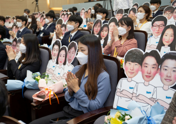 ▲지난 6월 삼성 청년 소프트웨어 아카데미 2기 교육생들이 서울 멀티캠퍼스 교육센터에서 열린 수료식에 참석하고 있다. (사진제공=삼성전자)