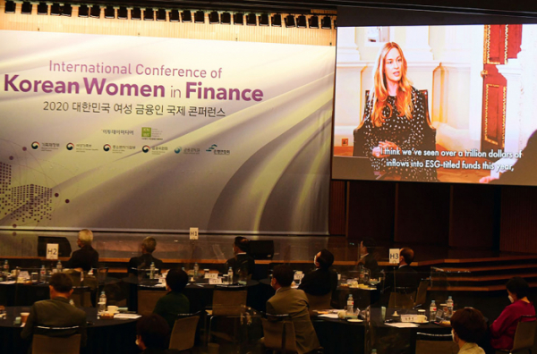 ▲영국 그린 파이낸스 인스티튜트의 리안 마리 토마스 CEO가 8일 서울 중구 대한상공회의소 국제회의장에서 열린 '2020 대한민국 여성 금융인 국제 콘퍼런스'에서 '지속가능한 글로벌 경제를 만들기 위한 금융기관의 역할'을 주제로 강연을 하고 있다. 이번 행사는 '지속가능한 성장을 이끄는 새로운 물결 -다양성과 포용성-'을 주제로 이투데이미디어와 여성금융인네트워크가 공동 주최했다.  (고이란 기자 photoeran@)