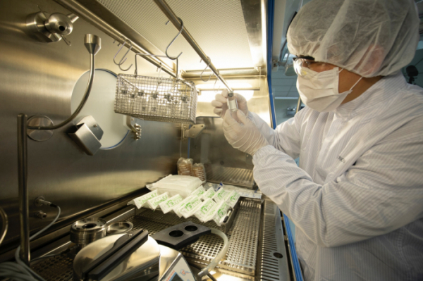 ▲셀트리온 연구진이 코로나19 항체 치료제 개발에 몰두하고 있다.