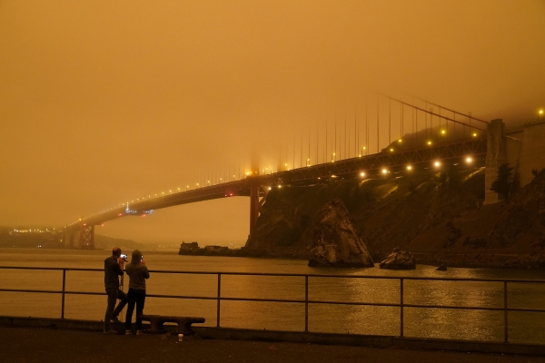 ▲미국 캘리포니아주 샌프란시스코의 금문교가 9일(현지시간) 산불로 발생한 짙은 연기에 휩싸여 있다. 샌프란시스코/AP연합뉴스
