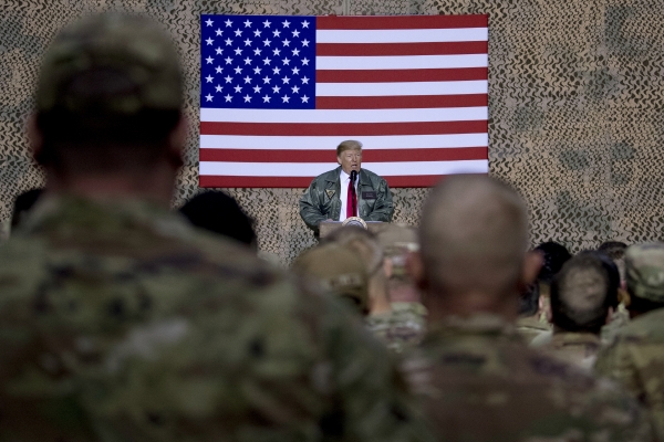 ▲도널드 트럼프 미국 대통령이 2018년 12월 26일(현지시간) 이라크 알 아사드 공군기지에서 군 장병들에게 연설하고 있다. AP연합뉴스
